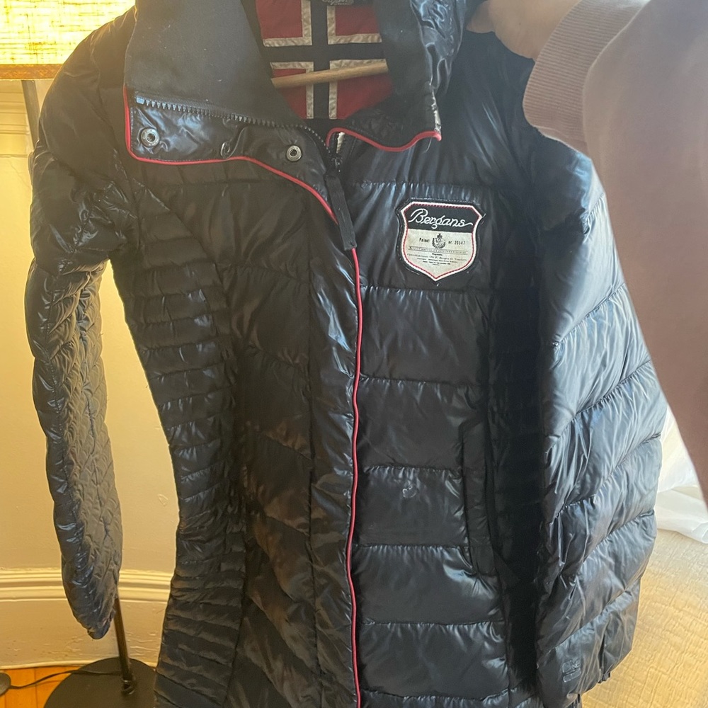 Bergans: black jacket. So damn cute. Red details. Warm but not heavy, very cozy